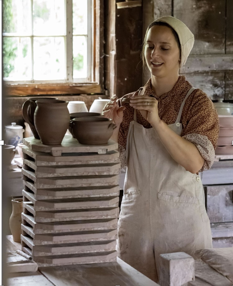 woman makin gpottery